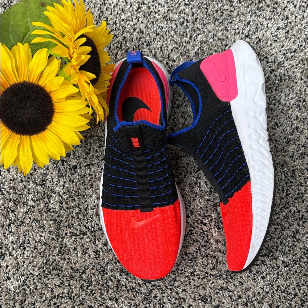 Nike React Phantom Run Flyknit 2 'Black Bright Crimson - Picture 2 of 6